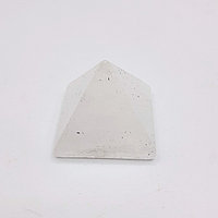 Пирамида из белого кварца, 38х38х33мм
