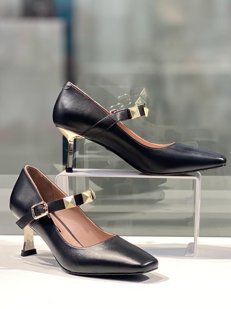 Туфли кожаные черного цвета с ремешком в Алматы. Модная женская обувь. - фото 2 - id-p114035927
