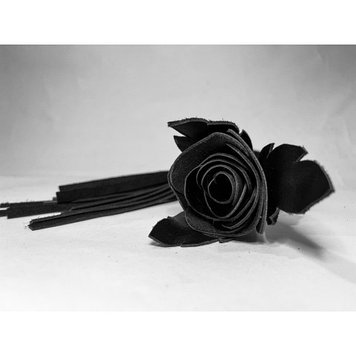 Плеть чёрная роза лаковая с кожаными хвостами