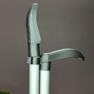 Олар өтіп бара жатқан пойызға жалаңаш денелерін көрсетеді