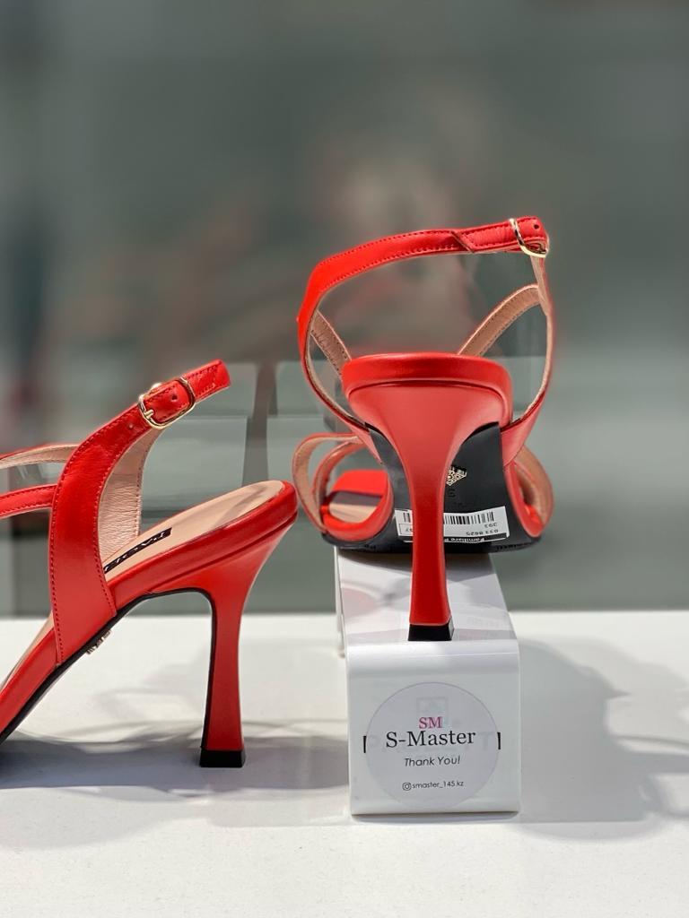 Модные босоножки красного цвета. Женская стильная обувь лето 2024. - фото 5 - id-p114385940