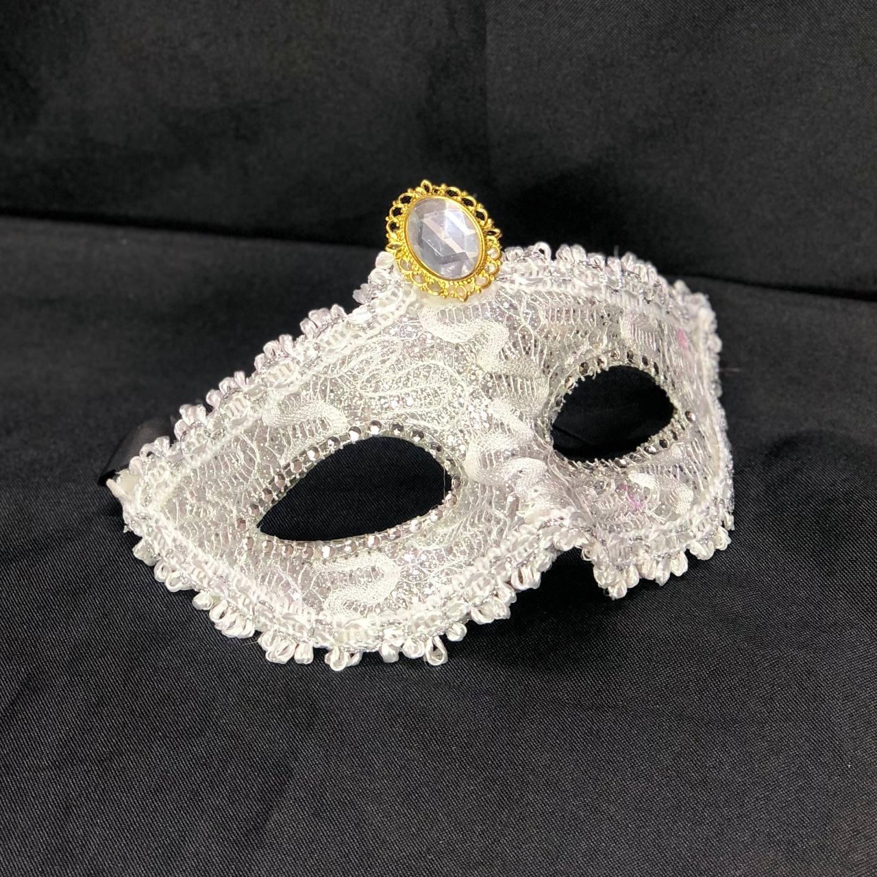 Венецианская маска Коломбина кружевная с брошью белая
