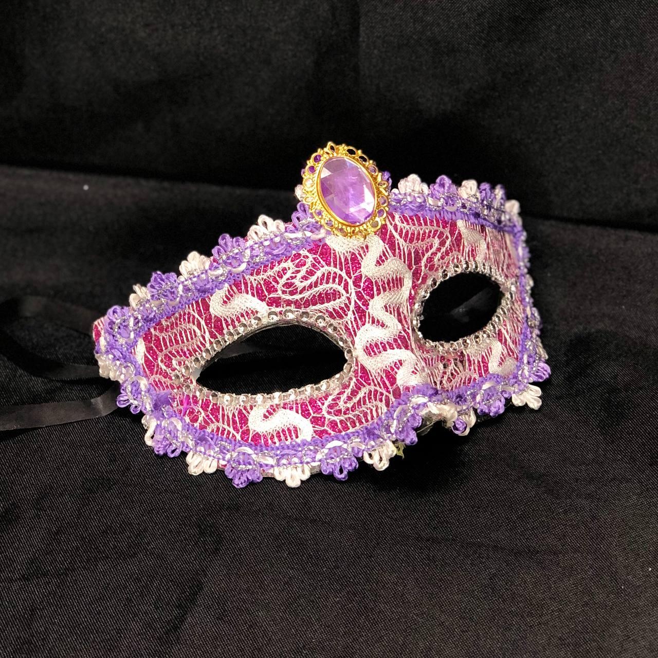 Венецианская маска Коломбина кружевная с брошью фиолетовая