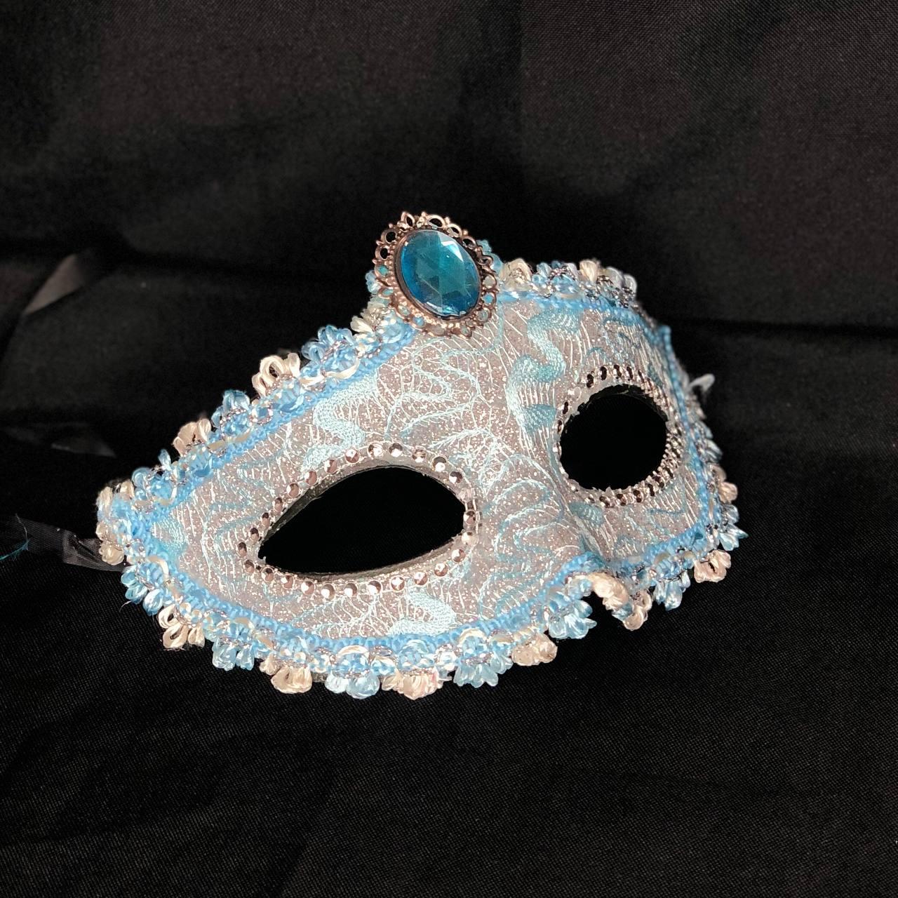 Венецианская маска Коломбина кружевная с брошью голубая