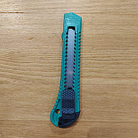 Пластиковый Нож канцелярский. Сменные стальные лезвия 18 мм. Ножи выдвижные канцелярские. Зеленый.