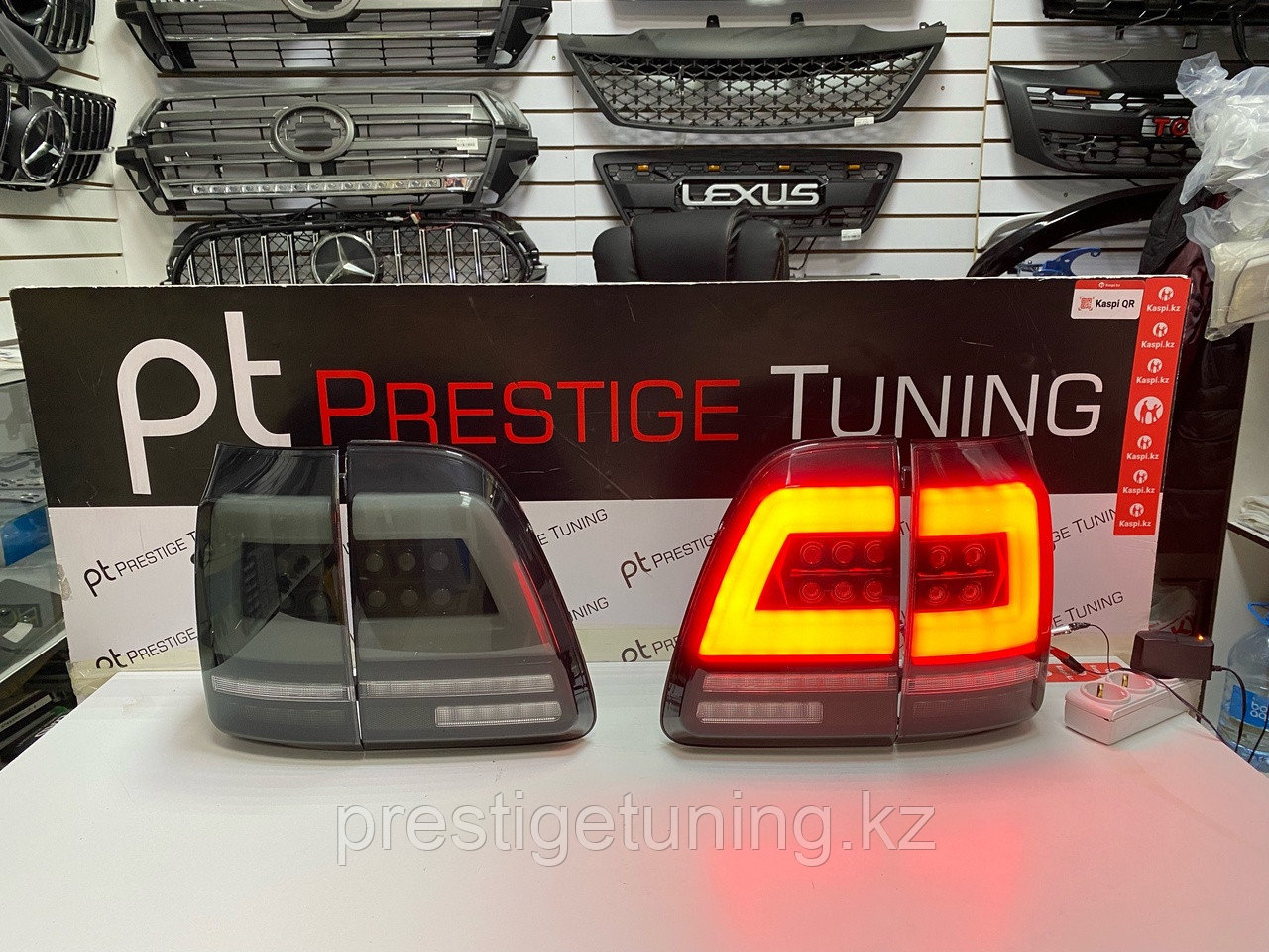 Задние фонари на Land Cruiser 100 1998-2007 дизайн LC300 (Черный цвет), фото 1