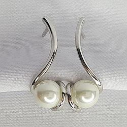 Серьги из серебра с жемчугом имитированным Красная Пресня 3362191Д серебро с родием, с английским замком