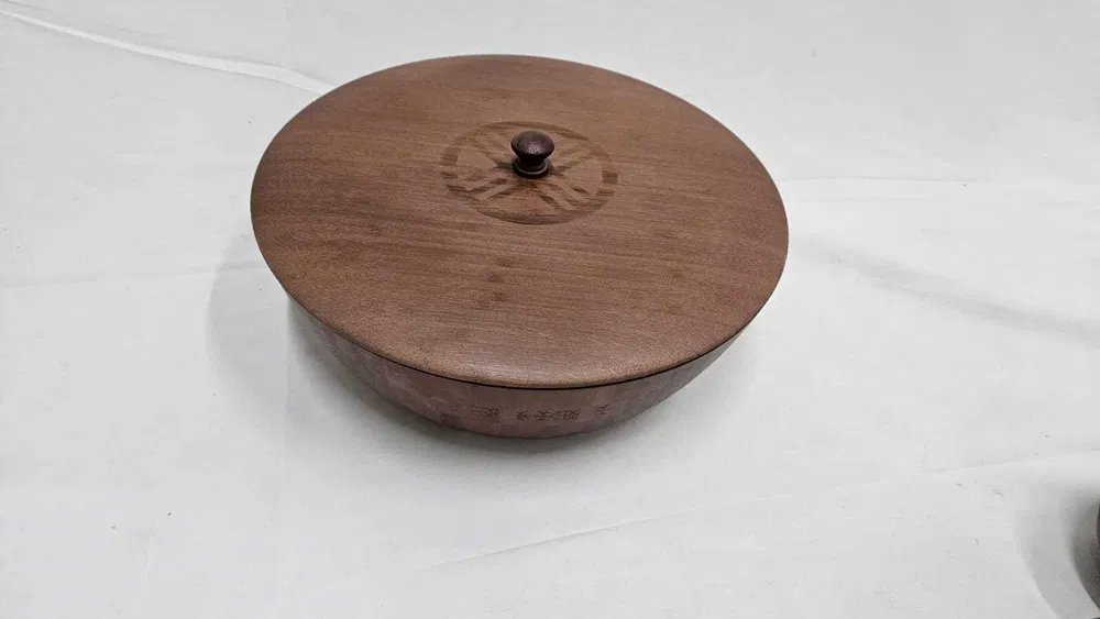 Порно қарап отырған шұлықтағы орыс қожайын