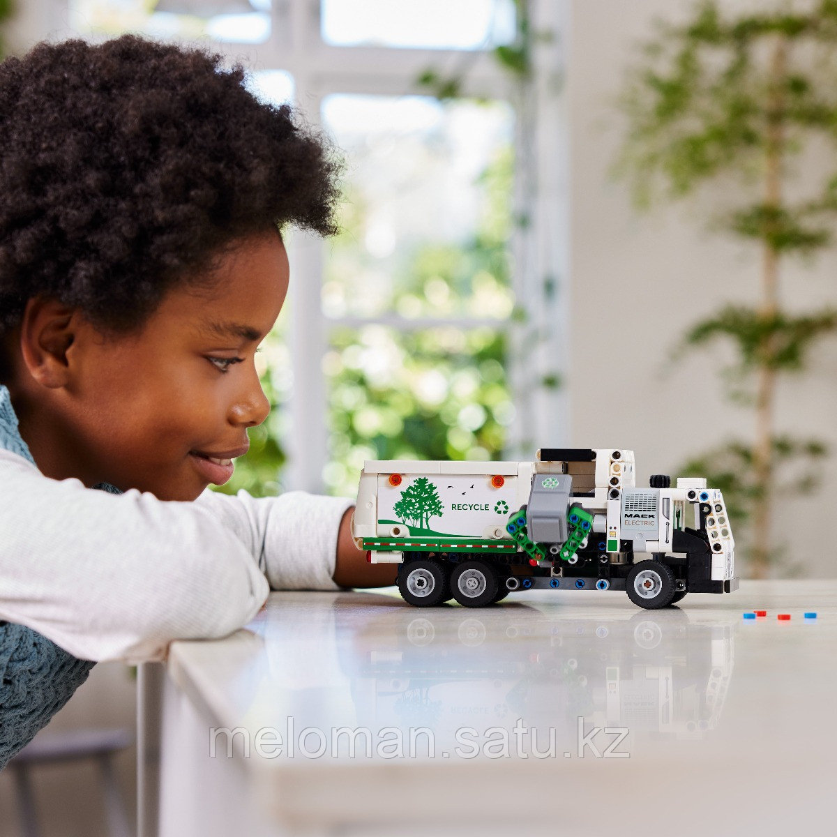 LEGO: Электрический мусоровоз Mack LR Technic 42167 - фото 6 - id-p114078907