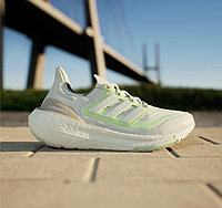 Женские кроссовки для бега ULTRABOOST Light от Adidas