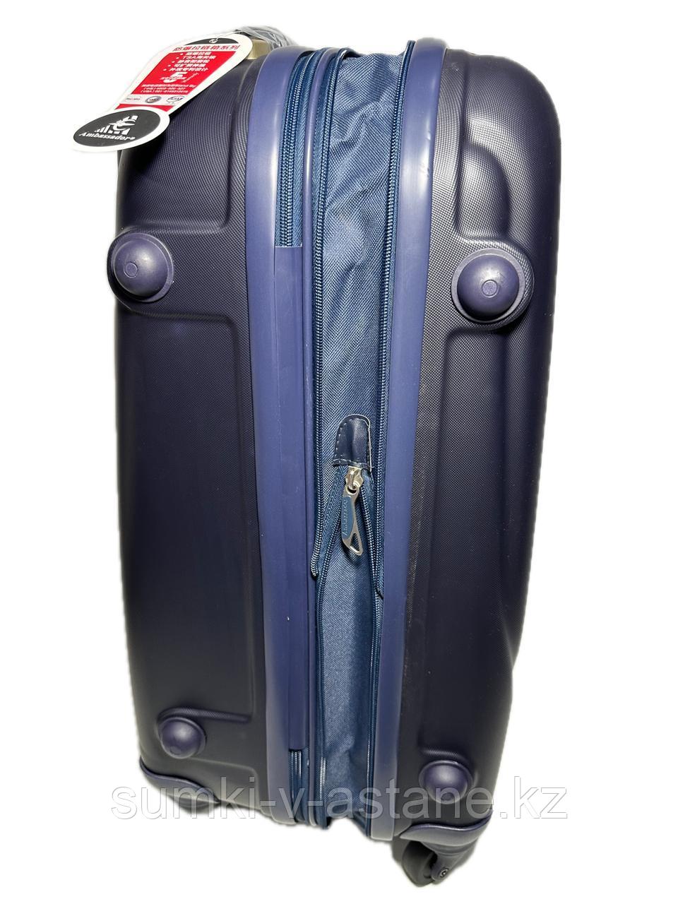Большой пластиковый дорожный чемодан на 4-х колёсах "Ambassador". Высота 79 см, ширина 49 см, глубина 29 см. - фото 5 - id-p115239053
