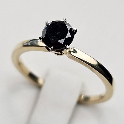 Золотое кольцо с черным бриллиантом 0,776Сt,  размер 17