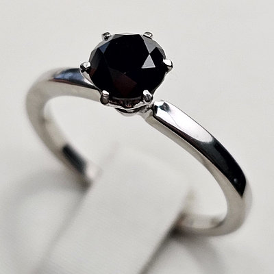 Золотое кольцо 585 пробы с черным бриллиантом 0,726Сt, размер 16