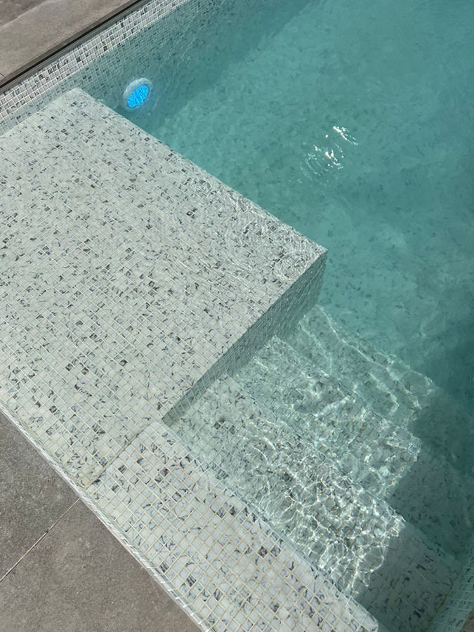 Стеклянная мозаика для бассейна Reviglass Calacatta (Karma, цвет - светло-серый) - фото 5 - id-p115297203