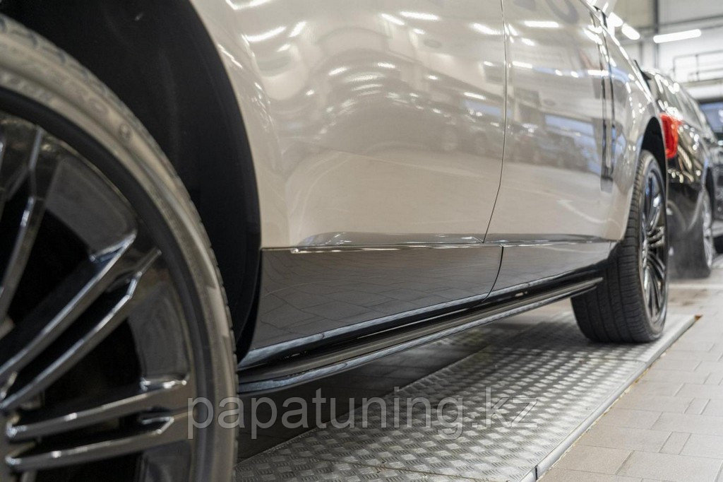 Пороги выдвижные электрические ОЕМ для Range Rover Vogue Long (L 460) 2021- - фото 1 - id-p115297465