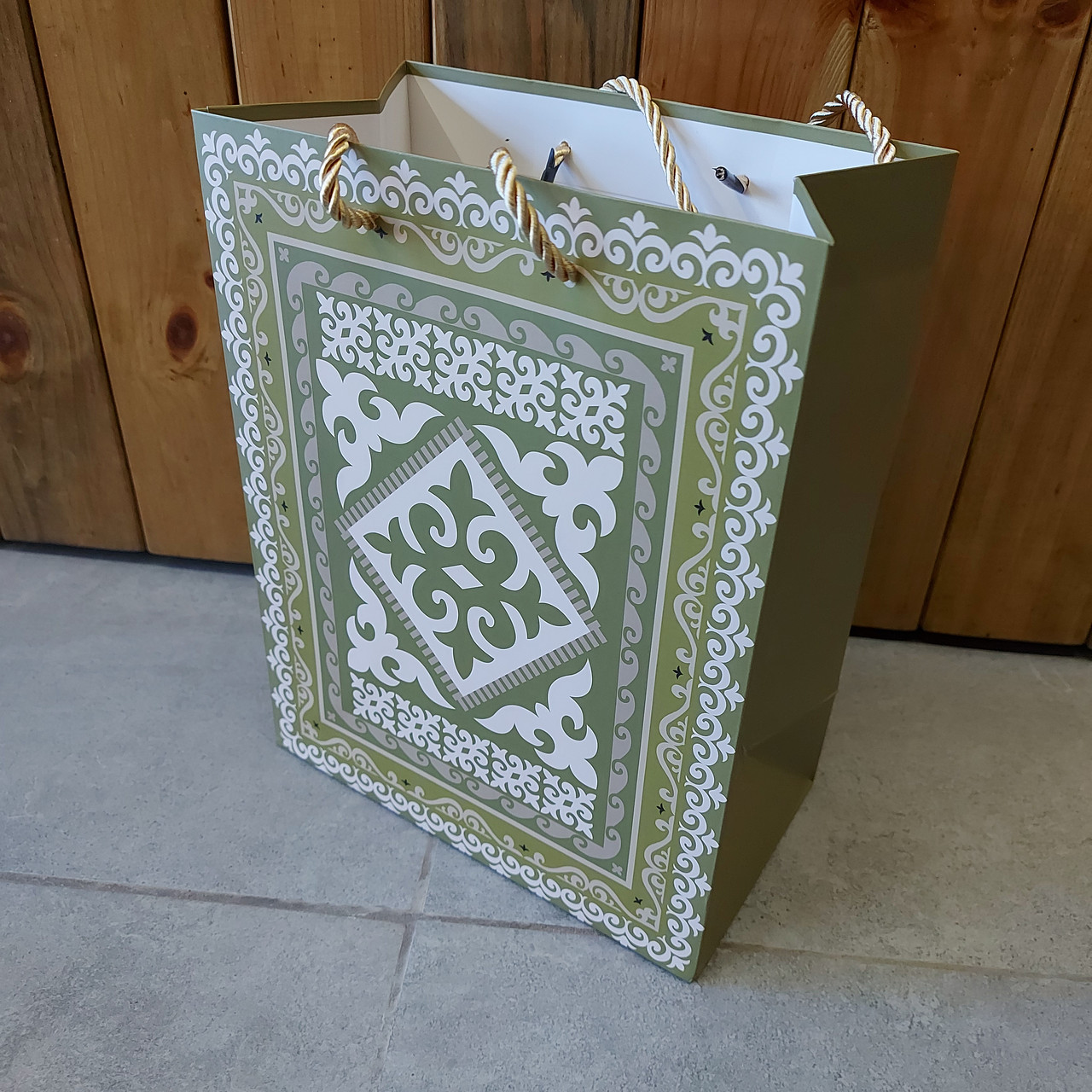 Подарочный картонный пакет "Зеленоватый с национальным орнаментом". Размер 18x23x10 см. Упаковка для подарка.
