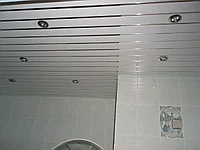 Реечный потолок со вставкой суперхром, белый матовый