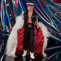 Оригинальная кукла Кен - Barbie the Movie Collectible Ken Doll Wearing Faux Fur Coat And Black Fringe Vest, фото 2