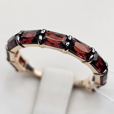 Золотое кольцо 585 проба к/з 2,34 гр. Гранат, размер 17,5