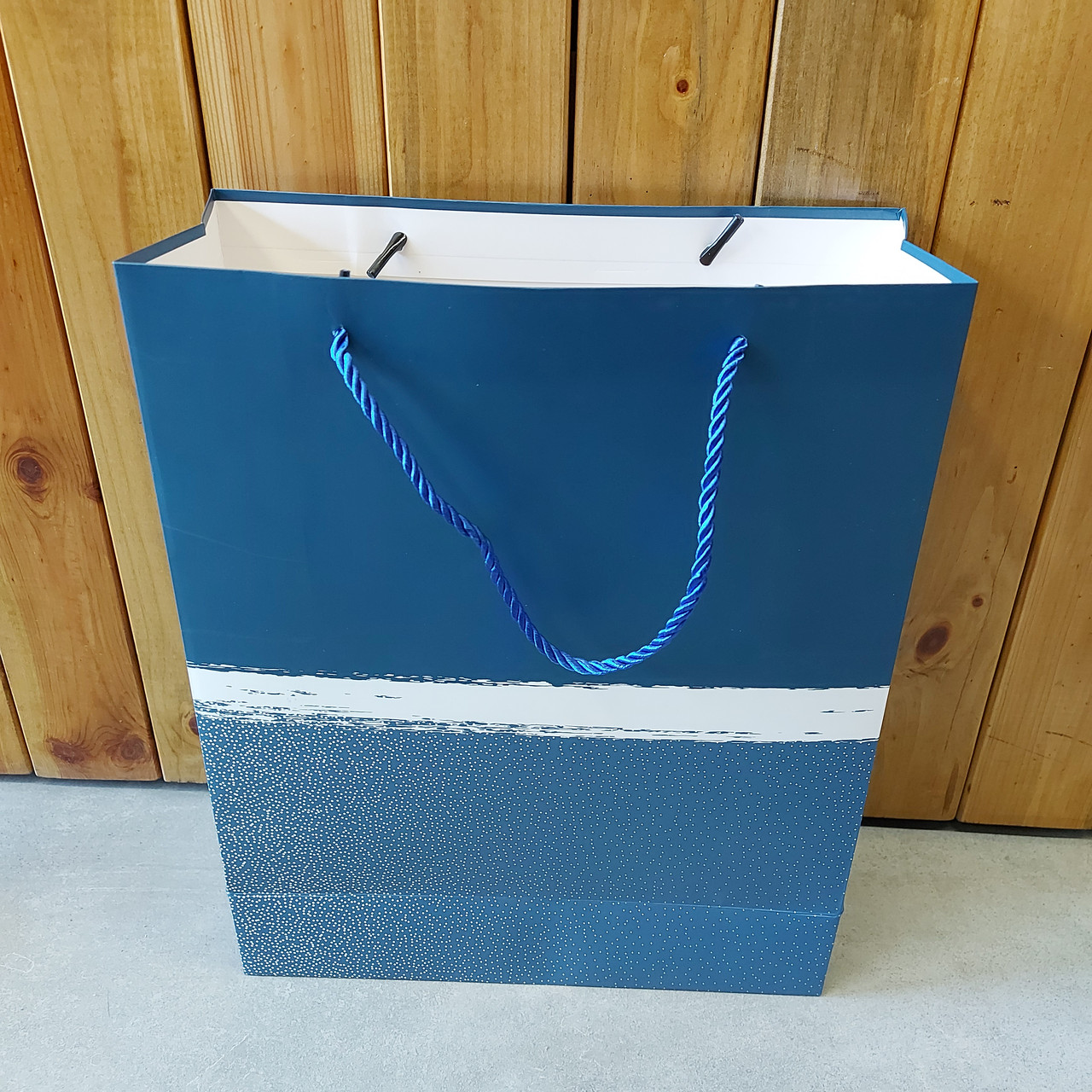 Подарочный пакет "Вертикаль - Синий с узорами". Размер 26x32x10 см. Упаковка для подарка. Пакеты картонные.