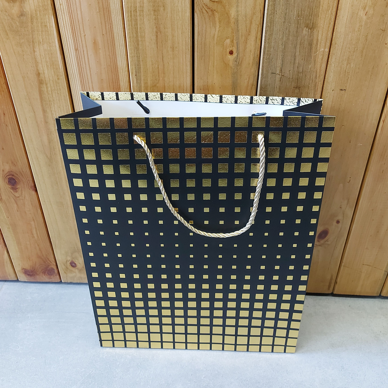 Подарочный пакет "Вертикаль - Черный с золотом". Размер 26x32x10 см. Упаковка для подарка. Пакеты картонные., фото 1