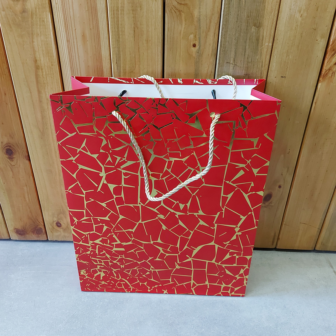 Подарочный пакет "Вертикаль - Красный с золотом". Размер 26x32x10 см. Упаковка для подарка. Пакеты картонные.