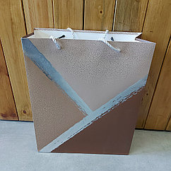 Подарочный пакет "Вертикаль - Бежевый с линиями". Размер 26x32x10 см. Упаковка для подарка. Пакеты картонные.