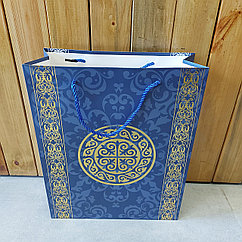 Подарочный пакет "Казахский орнамент - синий". Размер 26x32x10 см. Упаковка для подарка. Пакеты картонные.