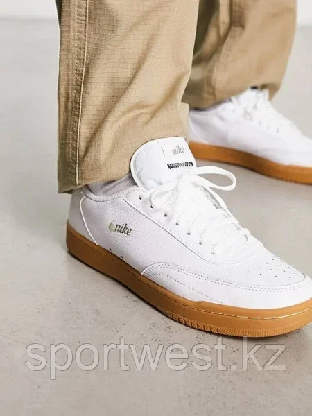 Nike Court Vintage Premium trainers in white with gum sole - фото 1 - id-p115476525