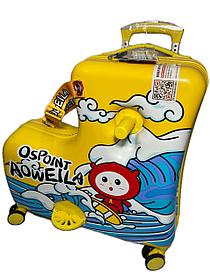 Детский пластиковый дорожный чемодан-каталка с выдвижной ручкой. Высота 55 см, ширина 52 см, глубина 23 см.