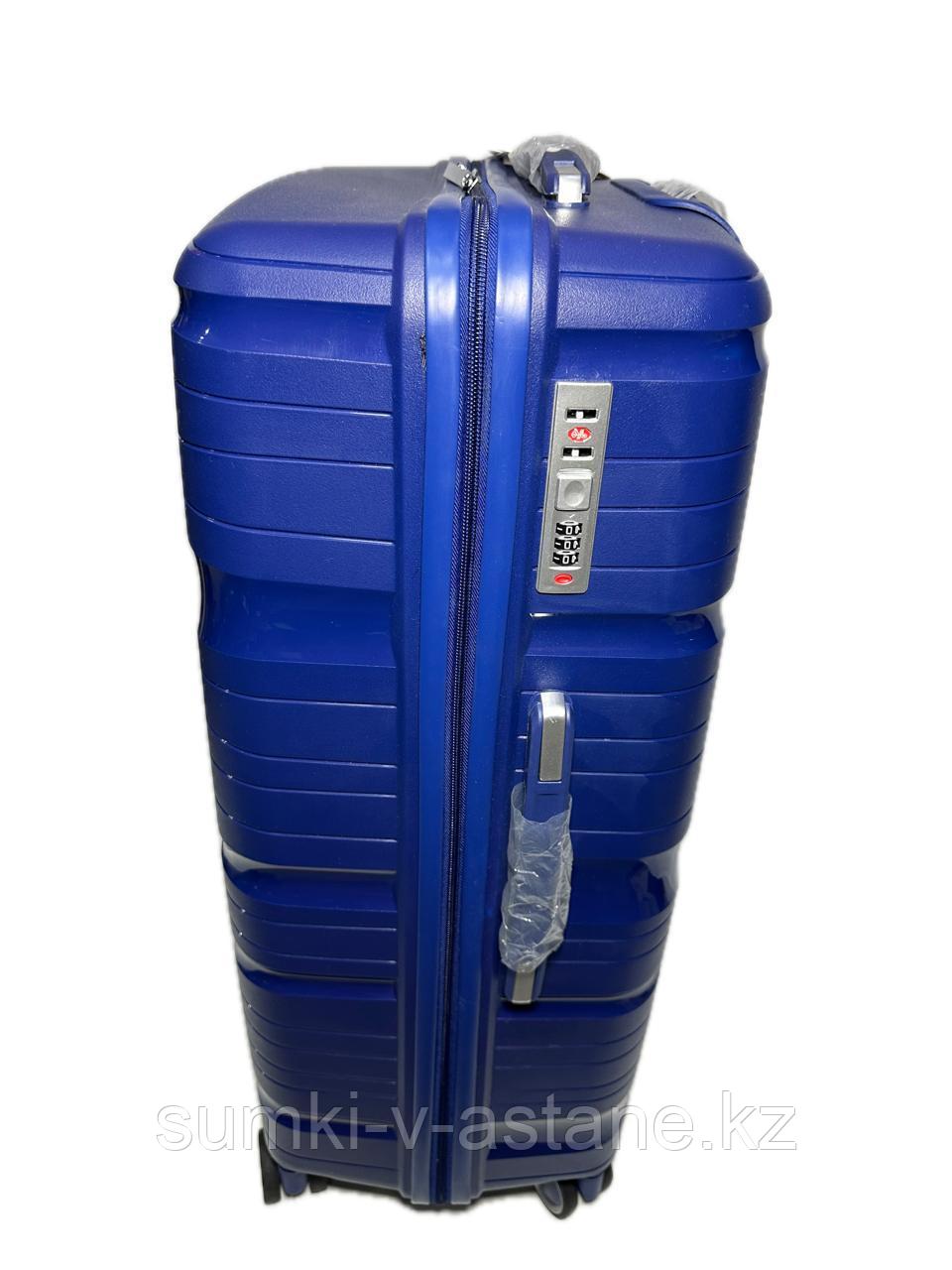 Большой пластиковый дорожный чемодан на 4-х колёсах "Fashion" (высота 75 см, ширина 47 см, глубина 29 см) - фото 2 - id-p105766359