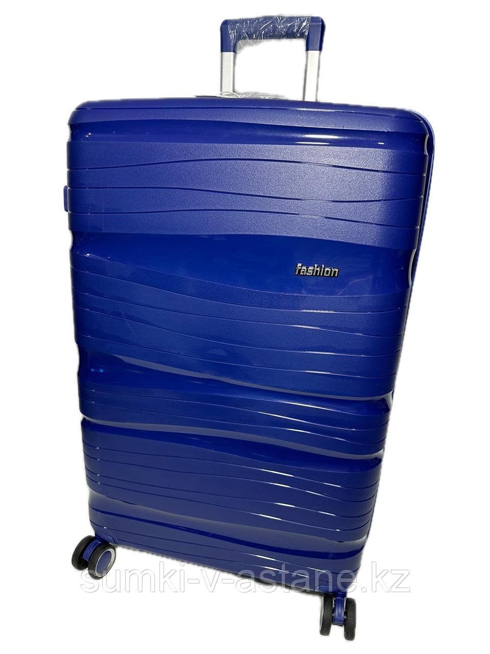 Большой пластиковый дорожный чемодан на 4-х колёсах "Fashion" (высота 75 см, ширина 47 см, глубина 29 см) - фото 4 - id-p105766359