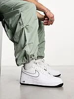 Nike Air Force 1 '07 trainers in white and black outlined