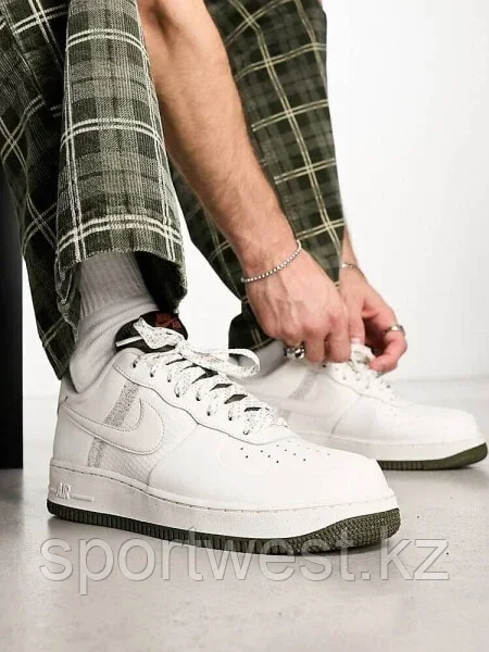 Nike Air Force 1 '07 trainers in white and black outlined - фото 3 - id-p115745988