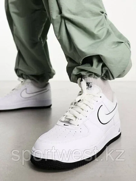 Nike Air Force 1 '07 trainers in white and black outlined - фото 4 - id-p115745988