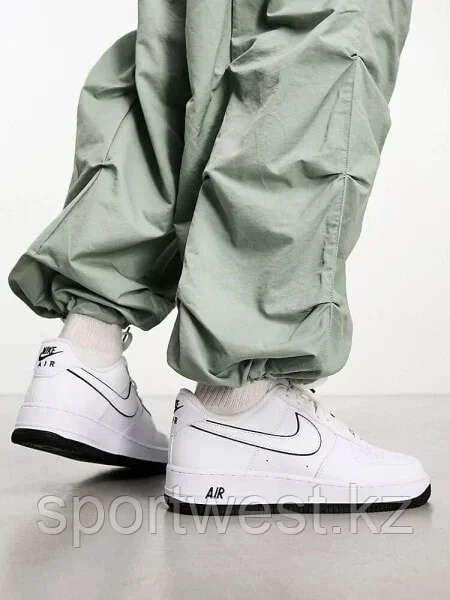 Nike Air Force 1 '07 trainers in white and black outlined - фото 7 - id-p115745988