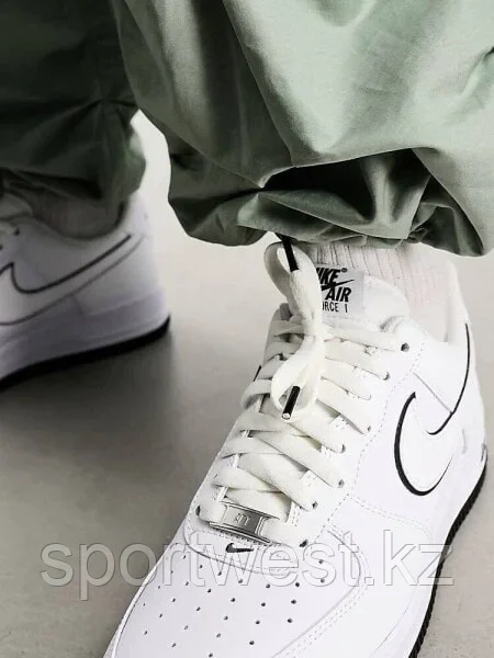 Nike Air Force 1 '07 trainers in white and black outlined - фото 10 - id-p115745988