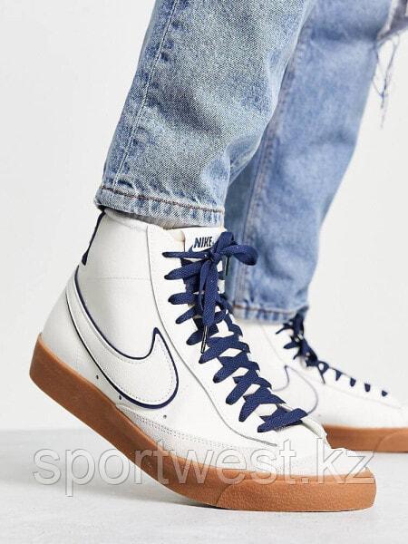 Nike Blazer Mid'77 premium trainers in sail and navy with gum sole - фото 3 - id-p115746052