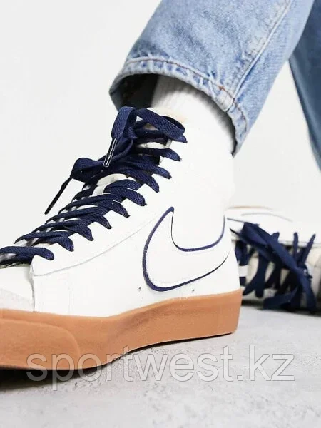 Nike Blazer Mid'77 premium trainers in sail and navy with gum sole - фото 4 - id-p115746052