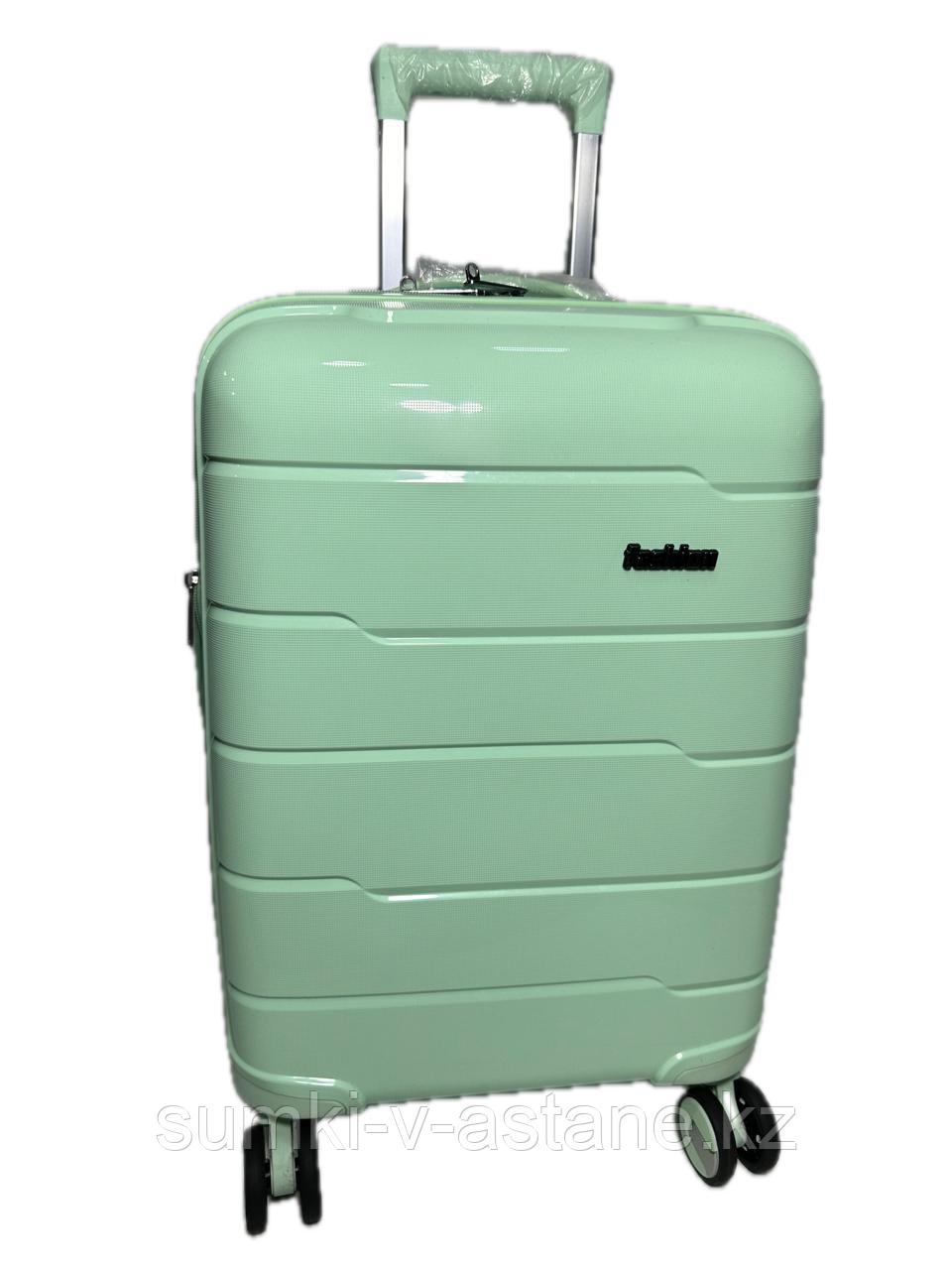 Маленький пластиковый дорожный чемодан на 4-х колёсах "Fashion" (высота 55 см, ширина 36 см, глубина 24 см)