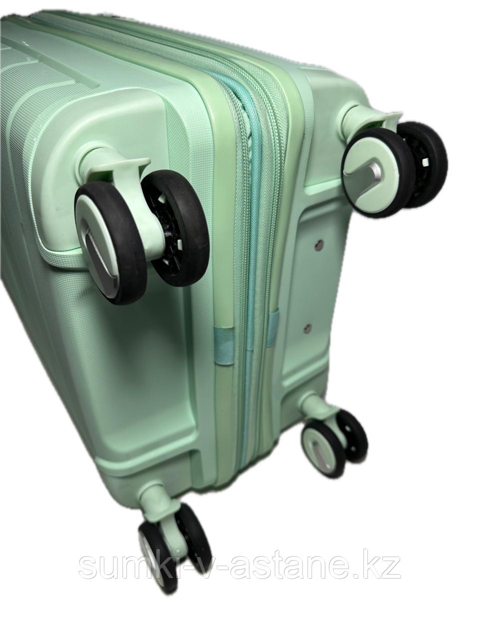 Маленький пластиковый дорожный чемодан на 4-х колёсах "Fashion" (высота 55 см, ширина 36 см, глубина 24 см) - фото 2 - id-p100072369