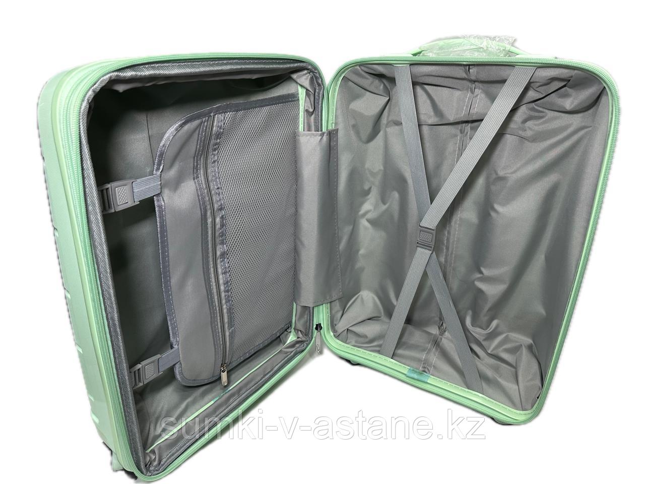 Маленький пластиковый дорожный чемодан на 4-х колёсах "Fashion" (высота 55 см, ширина 36 см, глубина 24 см) - фото 4 - id-p100072369