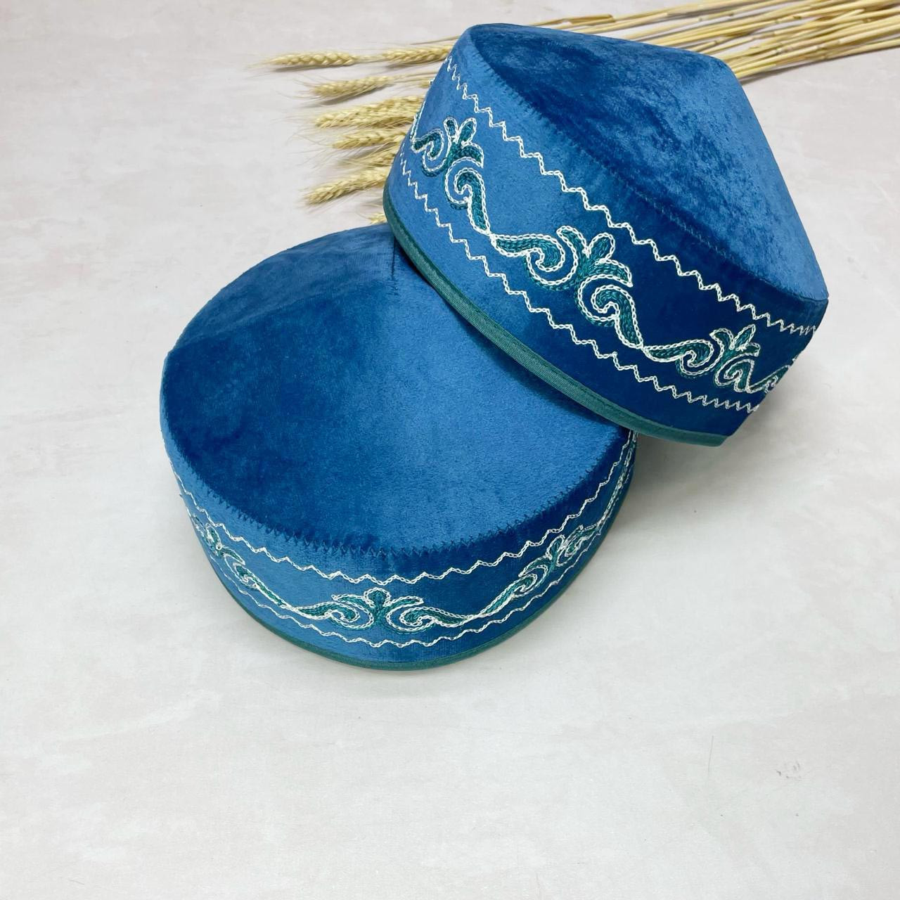 Казахская национальная тюбетейка (тақия) голубая с голубым орнаментом и белой строчкой (2) - фото 4 - id-p115914270