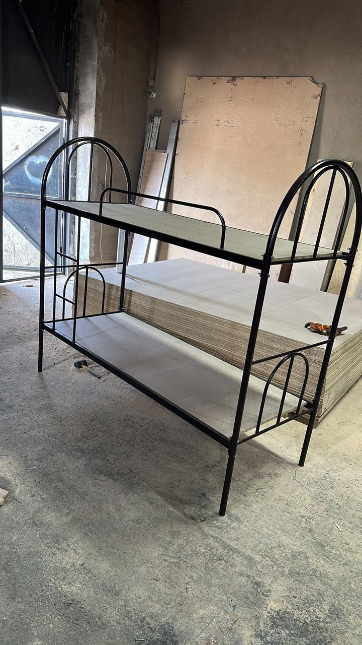 Кровать металлическая двухъярусная с лестницей - фото 1 - id-p115938812