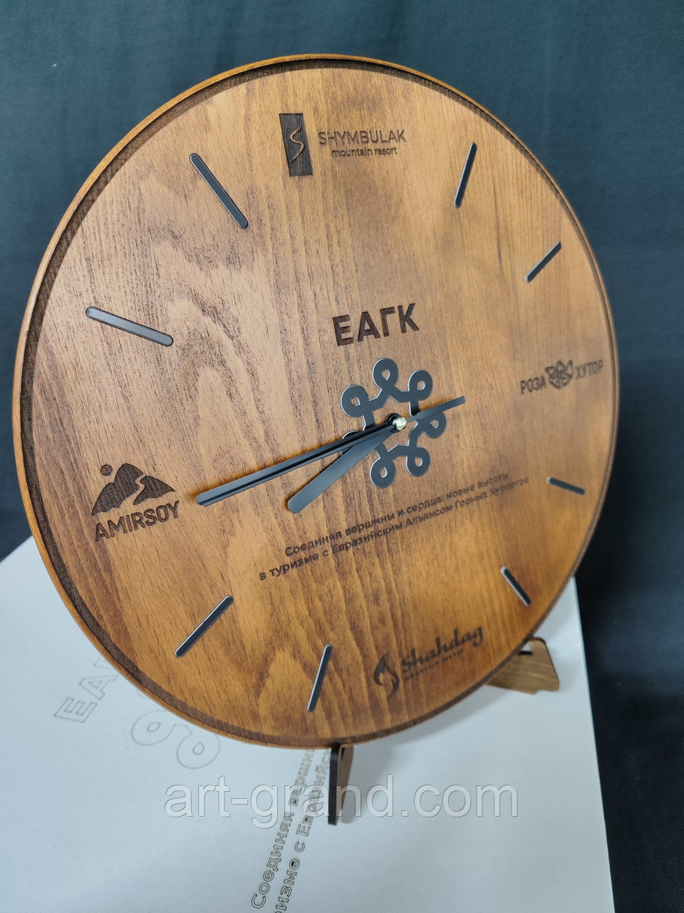 Часы подарочные из массива дерева