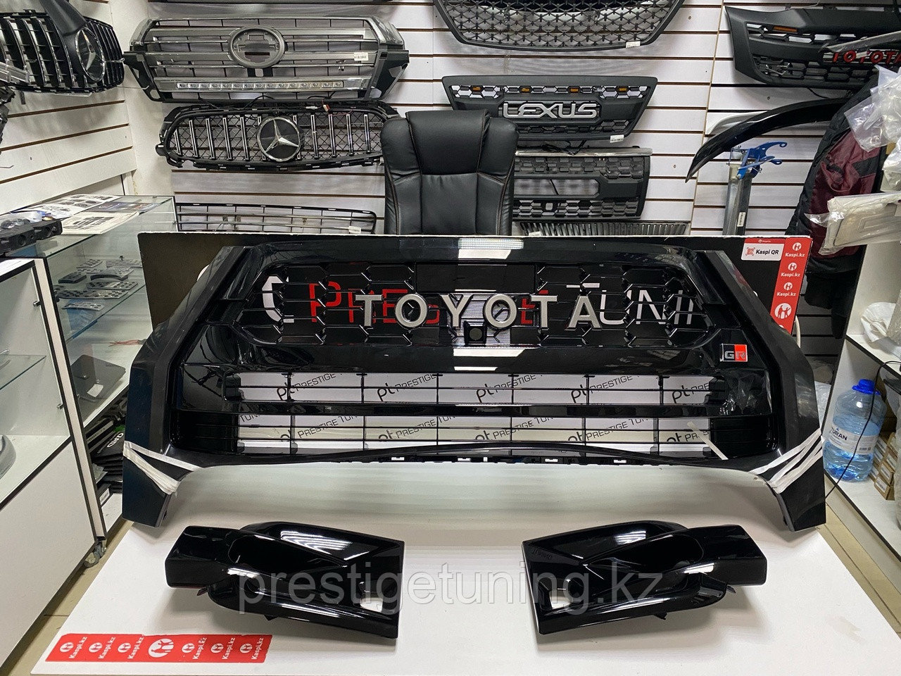 Решетка радиатора на Toyota Hilux 2021-по н.в дизайн GR SPORT под камеру (для полной комплектации) - фото 1 - id-p115920142