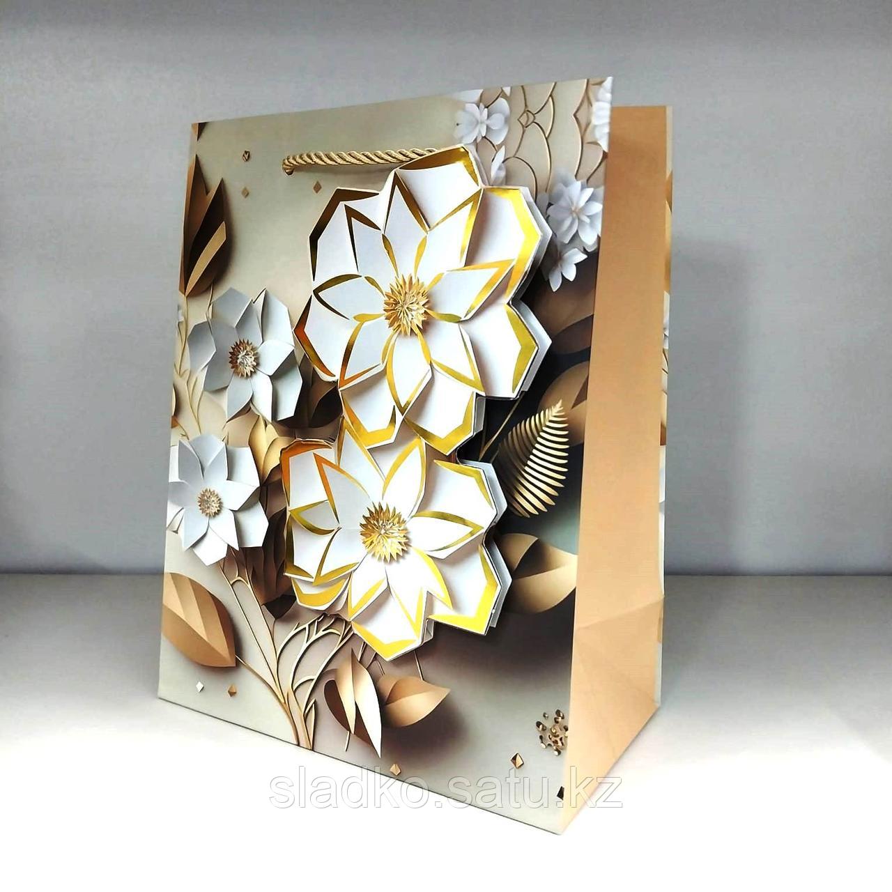 Пакет подарочный Объемные белые цветы 23х18х10 см - фото 1 - id-p115963159