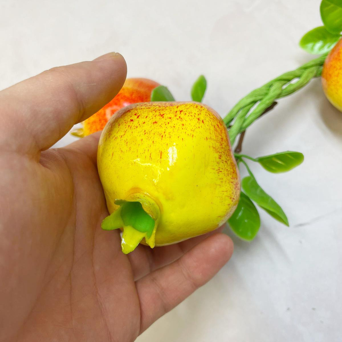 Искусственные фрукты связка гранаты 60 см желто красные - фото 4 - id-p116047173