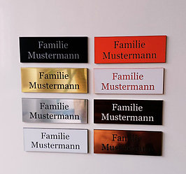 Жекелендірілген пластикалық тақтайша. Аты-жөні жазылған жеке тақтайша. Оюланған пластикалық тақтайша