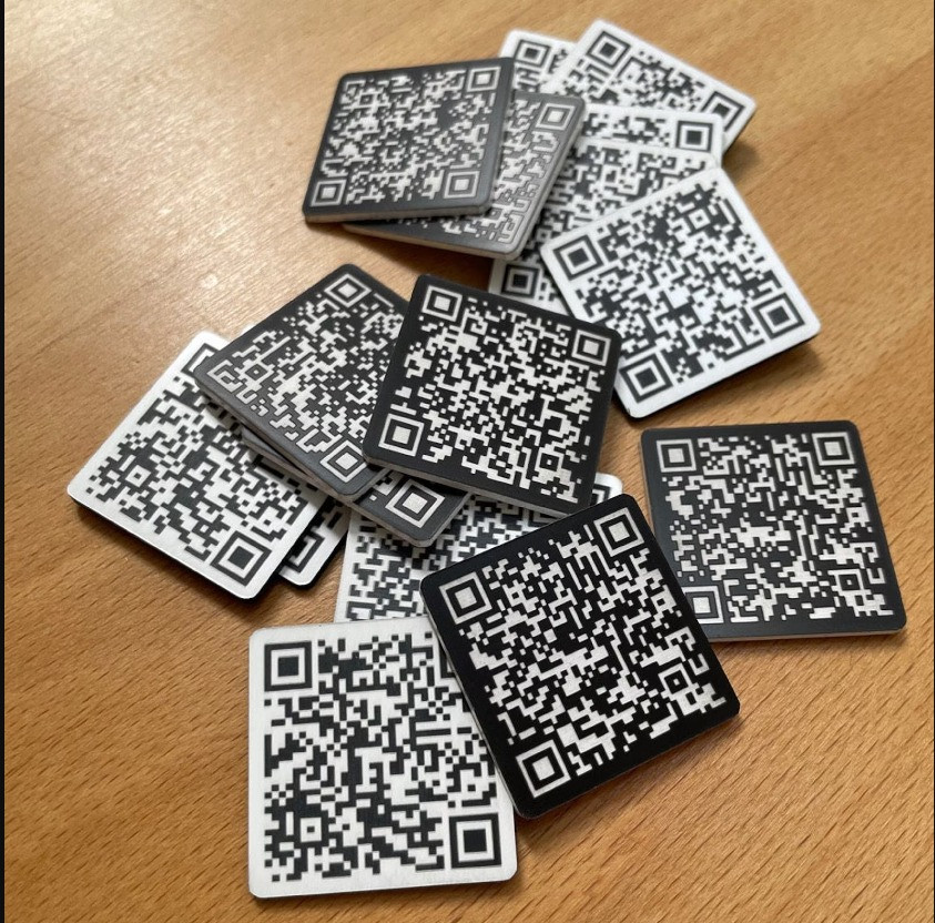 Диски с квадратным QR-кодом  с лазерной гравировкой, стол, бирки, шкафчик, ресторан, клубы, Instagram